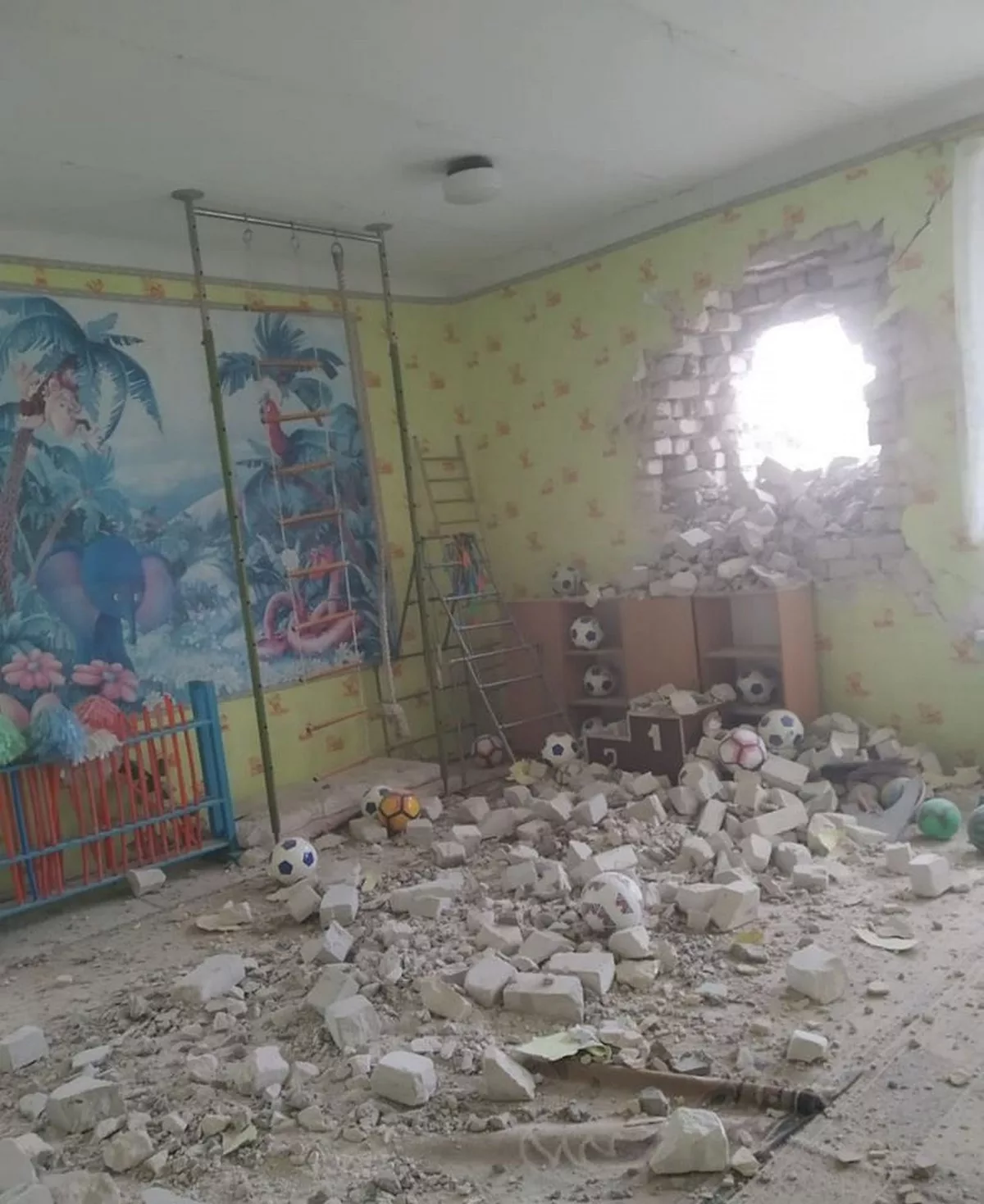 Донбас сьогодні: у Станиці Луганській бойовики обстріляли дитячий садок з дітьми 17 лютого