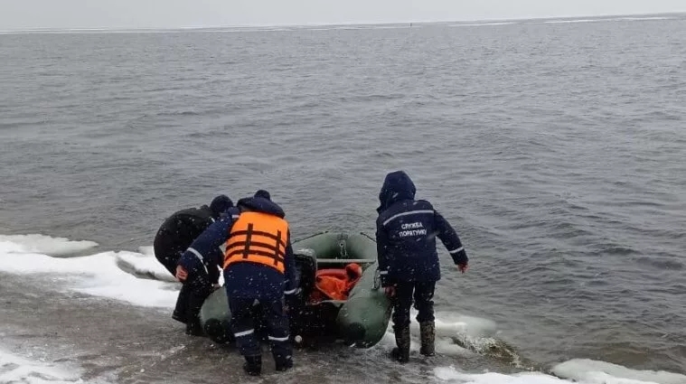 8 человек унесло на отколовшейся льдине