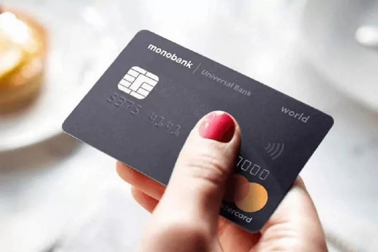 Monobank має намір захистити картки пенсіонерів від шахраїв.