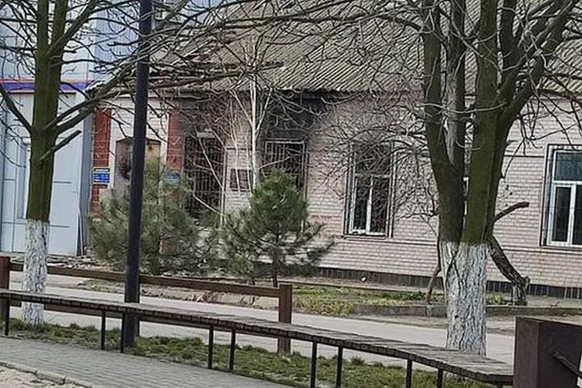 В Геническе местные жители подожгли военкомат, где размещались российские военные
