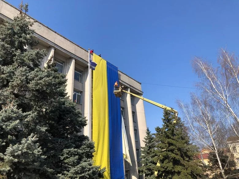 в Херсоне над горсоветом повесили флаг Украины
