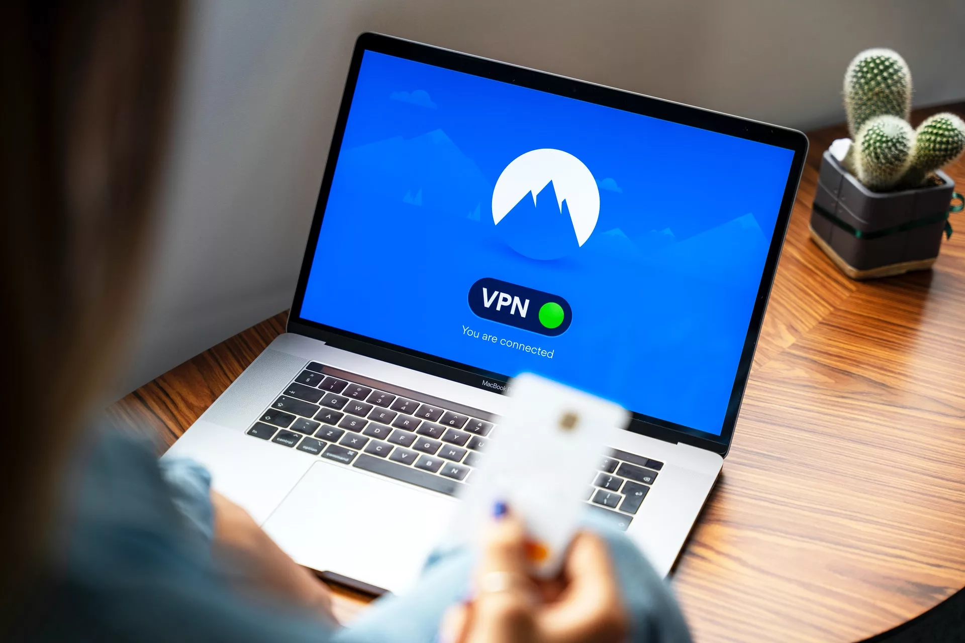 Чим небезпечний сервіс VPN  при вході до деяких програм на смартфоні