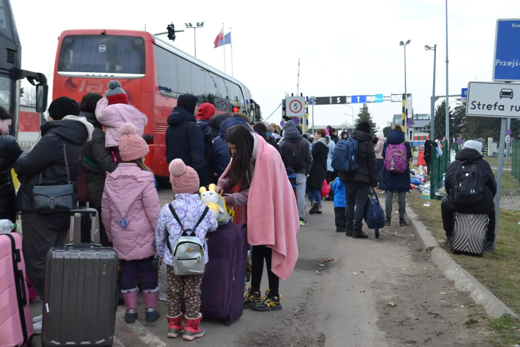 Українським біженцям в Польщі хочуть продовжити термін виплати допомоги