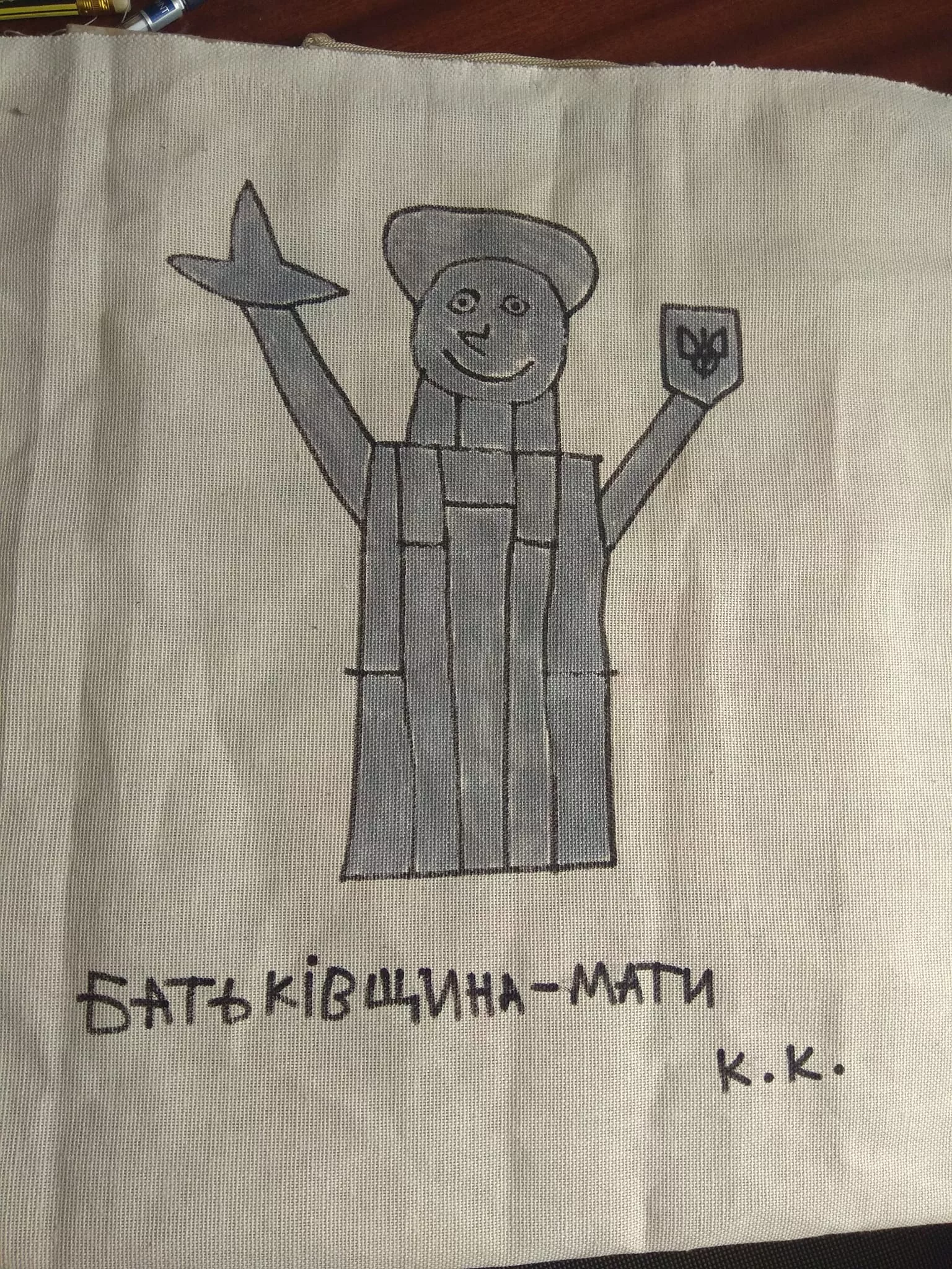 У Дніпрі хлопчик з аутизмом розмальовує еко-сумки, щоб допомогти українським воїнам