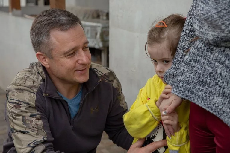 Маленька Вероніка провела 50 днів під землею після того, як росіяни знищили її дім