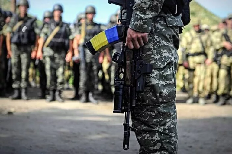 Чоловіків призовного віку змусять повернутись в Україну