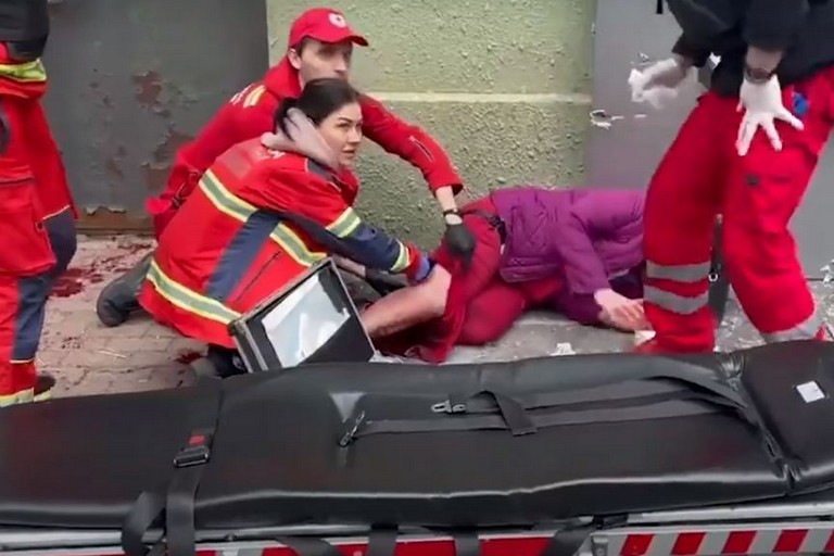 Обстріл центру Харкова 17 квітня: відео героїчної роботи медиків під залповим вогнем