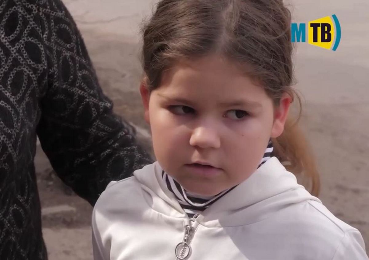 Маленька Лера з Маріуполя втратила у Драмтеатрі маму, тата і сестричку і розповіла, як все було (відео)