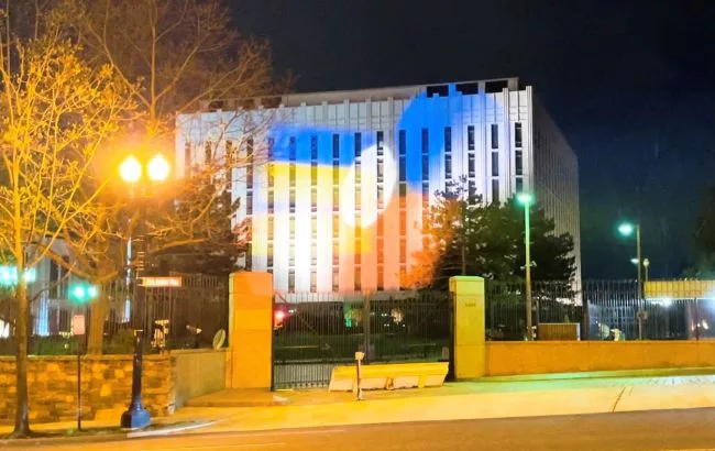 На посольстві Росії в США з’явився український прапор