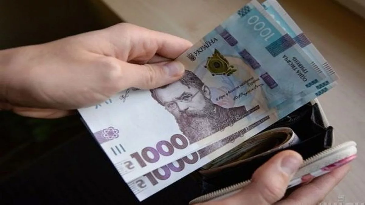 Деякі українці зможуть отримати по 1000 доларів