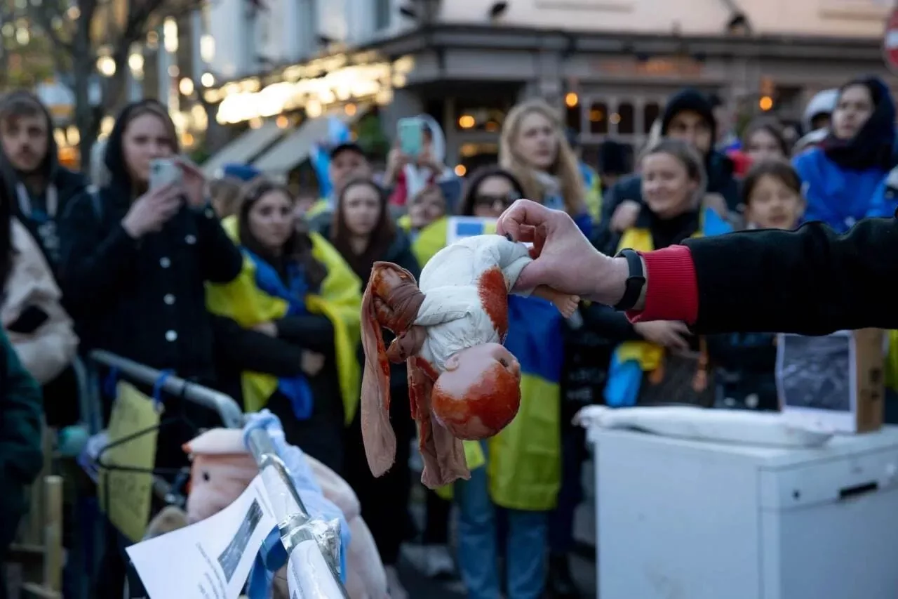Акція біля посольства РФ у Лондоні – «трофеї" для окупантів і люди зі зв'язаними руками на дорозі