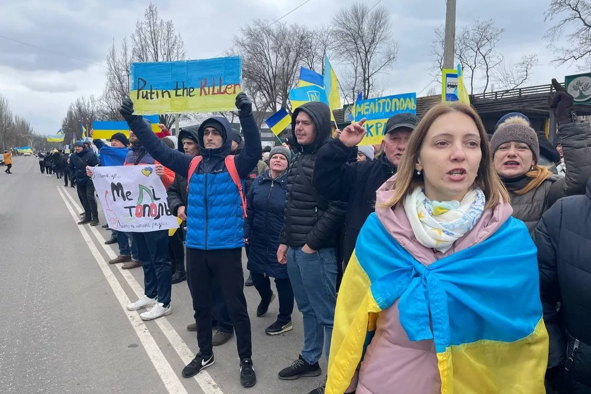 Проукраїнський мітинг у Мелітополі на початку повномасштабної війни. В цей день тут спалили опудало путіна