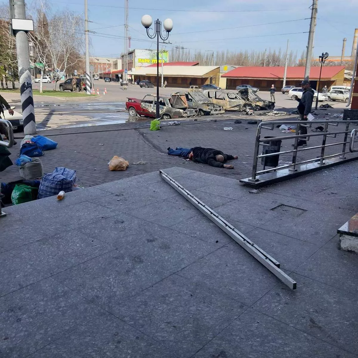 Десятки загиблих і більше 100 поранених: рашисти вдарили по вокзалу у Краматорську (фото, відео)