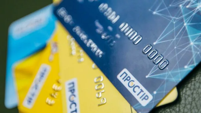 ПриватБанк видає клієнтам нові платіжні картки 
