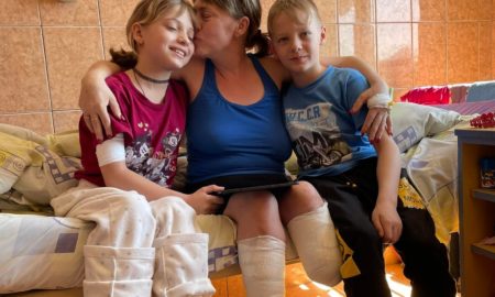 11-річний Ярослав доглядає маму і сестричку, які втратили ноги під час обстрілу вокзалу у Краматорську