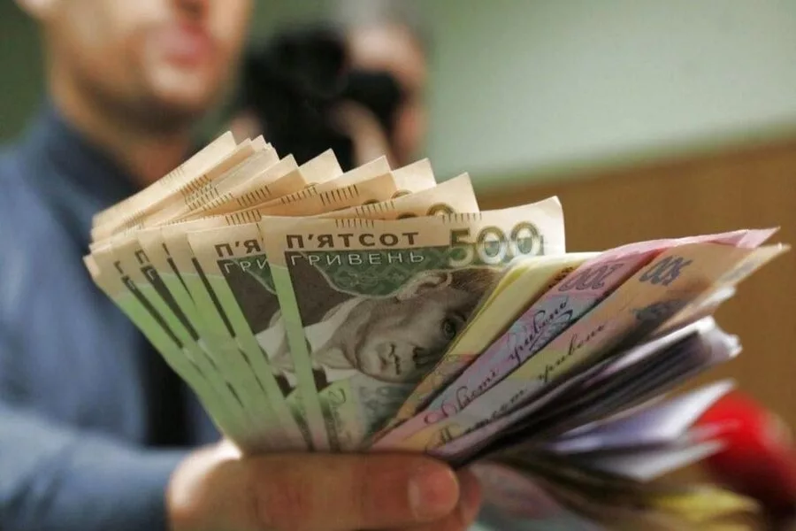 В Україні у більшості сфер триває зниження заробітної плати – названо професії