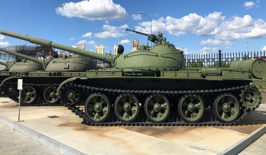 Армія РФ змушена знімати зі зберігання застарілі танки через значні втрати в Україні