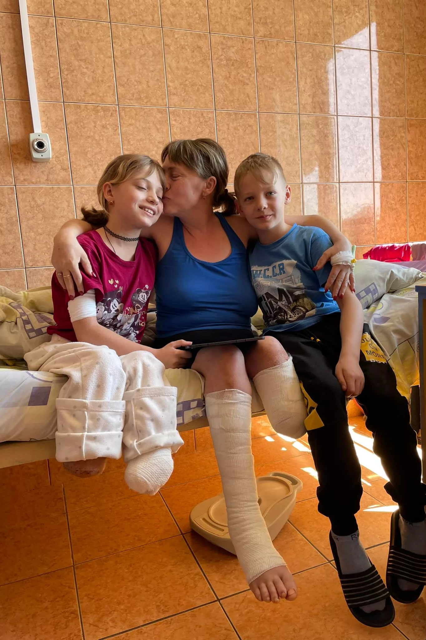 11-річний Ярослав доглядає маму і сестричку, які втратили ноги під час обстрілу вокзалу у Краматорську