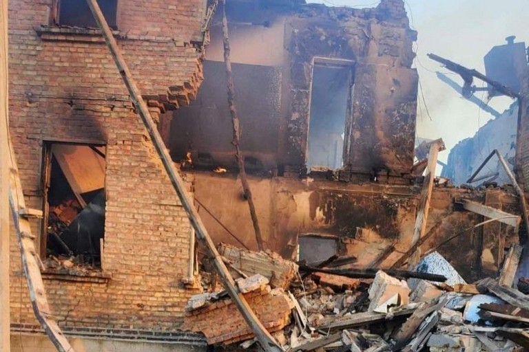 Гайдай повідомляє про близько 60 загиблих внаслідок авіаудару по школі в Білогорівці (фото, відео)