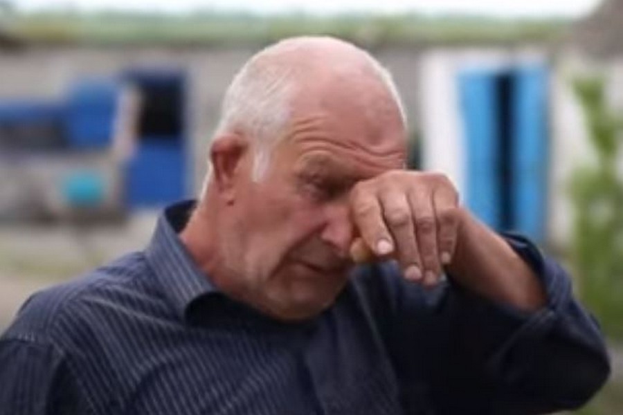 «Нікуди не поїду – я вдома»: на Дніпропетровщині пенсіонер в танковому шоломі саджає город (відео)