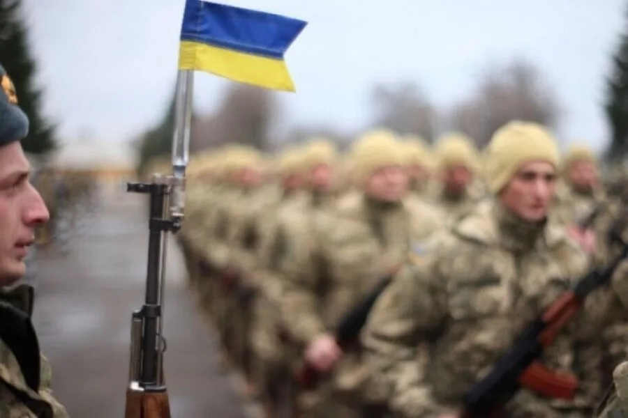 В украине начали вручать повестки в очередях на АЗС
