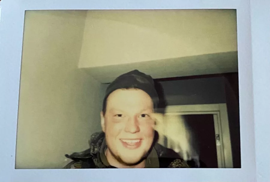 Окупант зробив фото на Polaroid у пограбованій квартирі, його ідентифікували