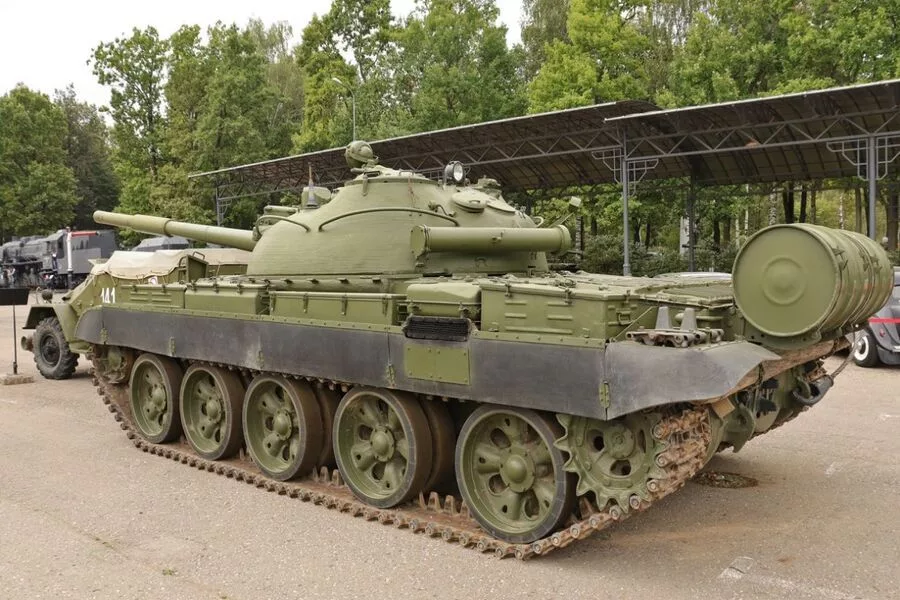 Армія РФ змушена знімати зі зберігання застарілі танки через значні втрати в Україні