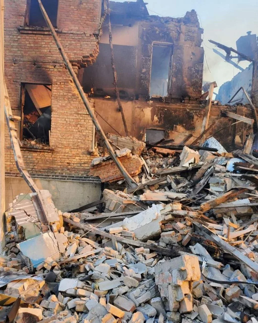 Гайдай повідомляє про близько 60 загиблих внаслідок авіаудару по школі в Білогорівці (фото, відео)