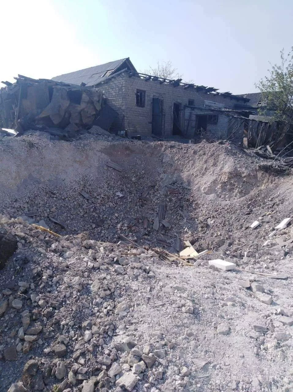Гайдай сообщает об около 60 погибших в результате авиаудара по школе в Белогоровке (фото, видео)