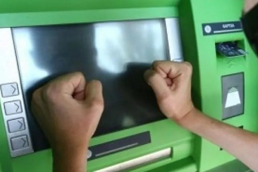 Що робити якщо банкомат з'їв картку приват?