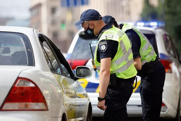 Водій, щоб уникнути відповідальності, запропонував поліцейським 50 літрів бензину