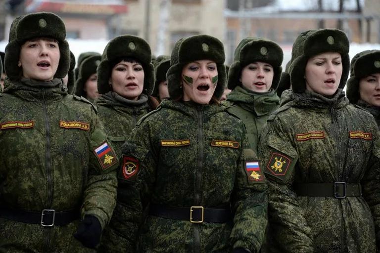 У Росії на військову службу за контрактом пропонують вступити й жінкам