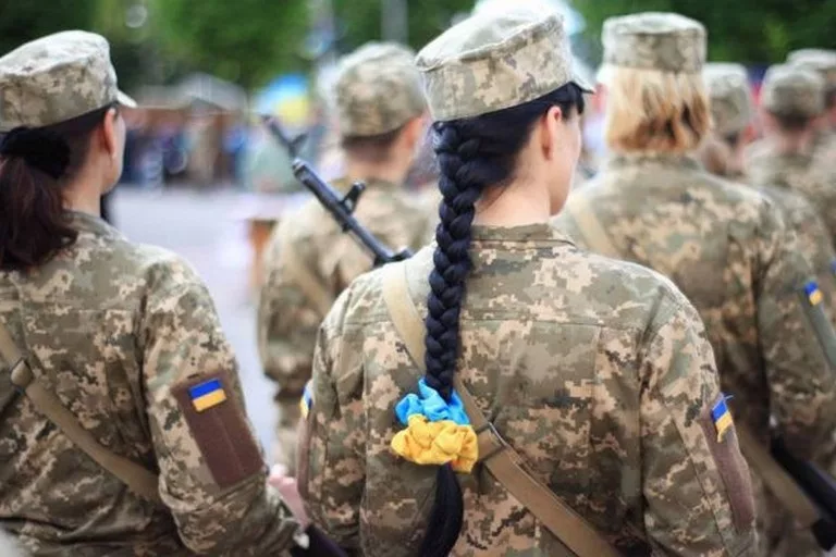 З 1 жовтня жінок в Україні почнуть ставити на військовий облік: кого можуть мобілізувати