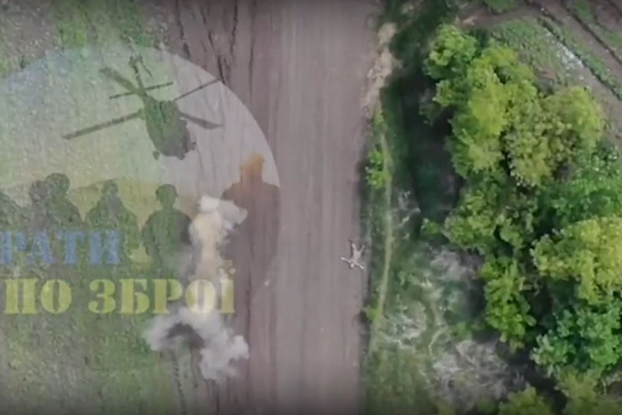 Окупант під час вибуху українського снаряду прикинувся мертвим: «вистава» потрапила на відео