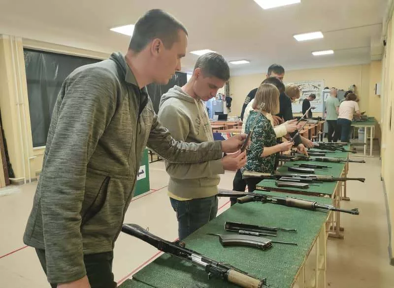 Школярів в Україні вчитимуть навичкам поводження зі зброєю