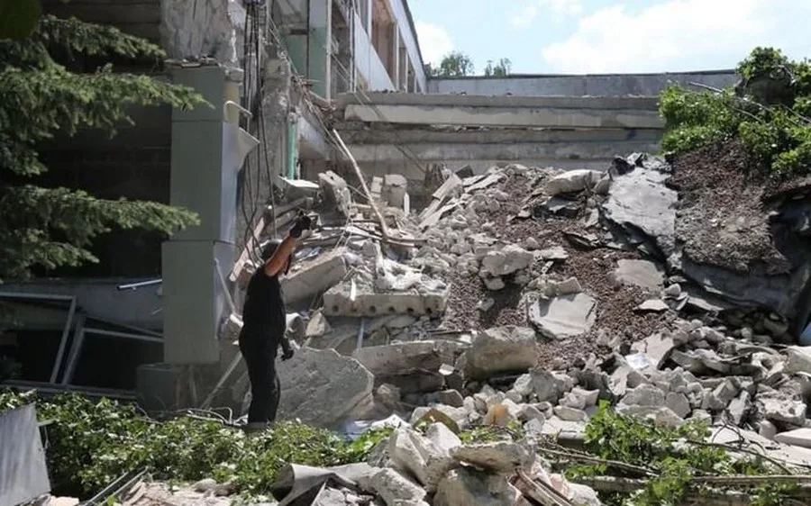 Розбиті багатоповерхівки, авто і дитячі майданчики – відео наслідків ракетних ударів по Чорткову