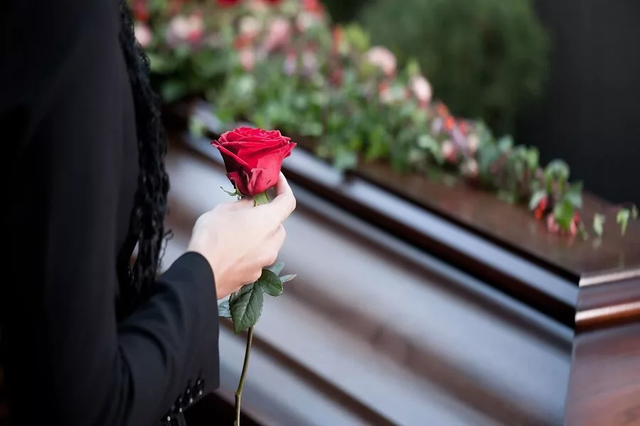 Як українцям отримати допомогу на похорон та невиплачену пенсію під час війни