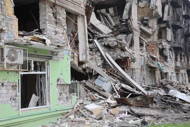 У Маріуполі росіяни зносять будинки без розбору завалів – трупи звозять на полігон