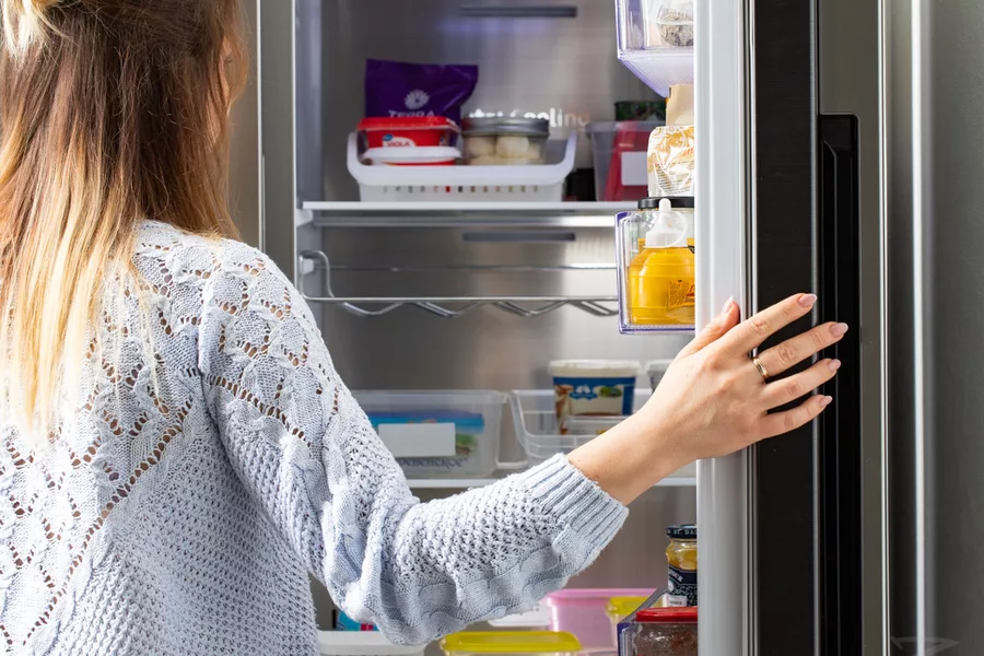 5 видів продуктів, які небезпечно довго зберігати у холодильнику: можуть перетворитися в отруту