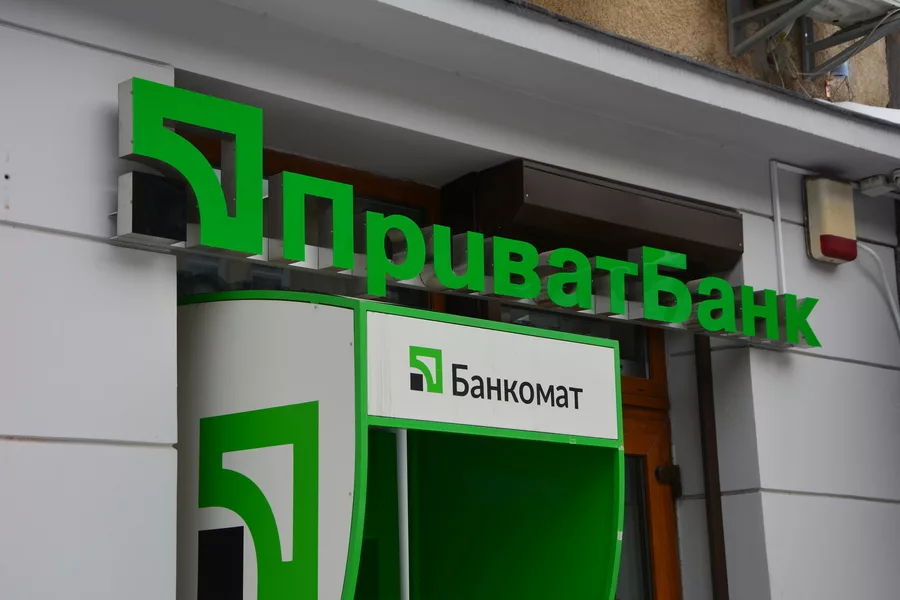 Несовершеннолетние украинцы могут получить 2200 грн через ПриватБанк