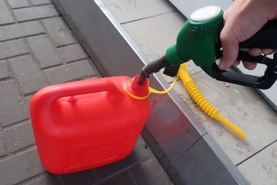 сколько времени можно хранить бензин в канистре