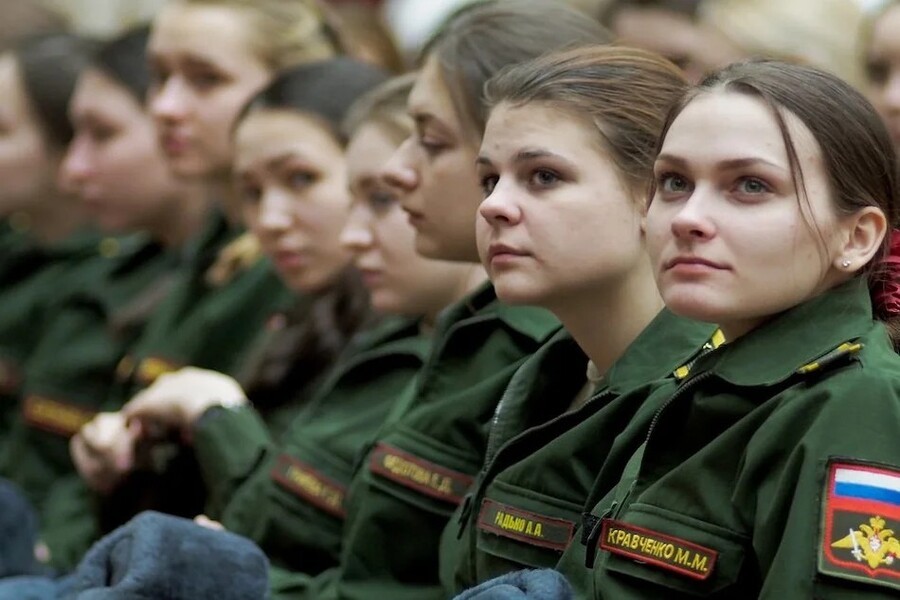 У Росії на військову службу за контрактом пропонують вступити й жінкам