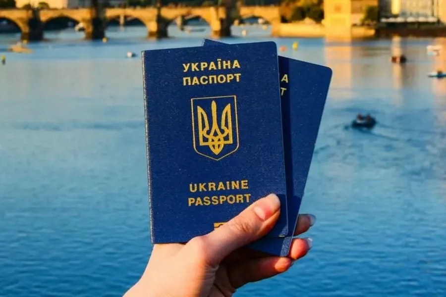 Українці можуть оформити закордонні та внутрішні паспорти за кордоном – як подати заявку