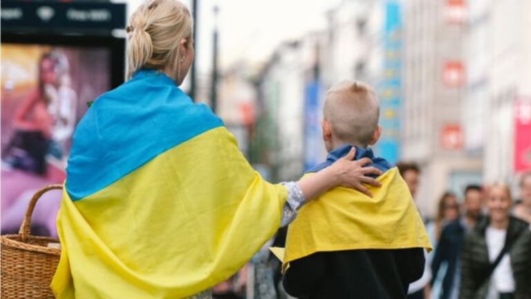 Яку фінансову допомогу отримують українці у Європі - де платять найбільше, а де менше всього
