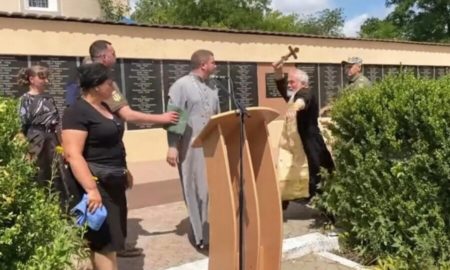 Священник УПЦ МП побив хрестом отця ПЦУ(відео)