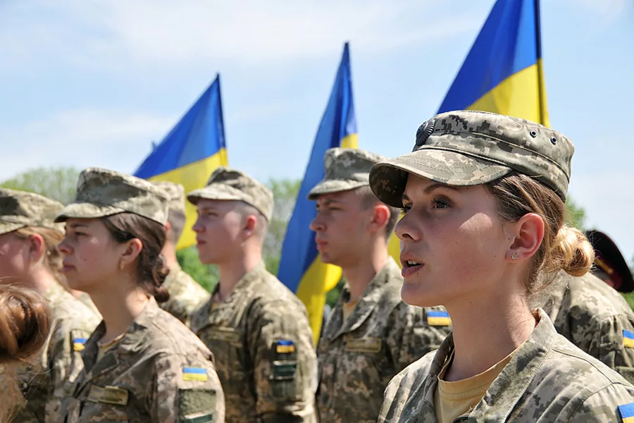 с какими профессиями будут ставить на военный учет женщин и смогут ли они выезжать с Украины