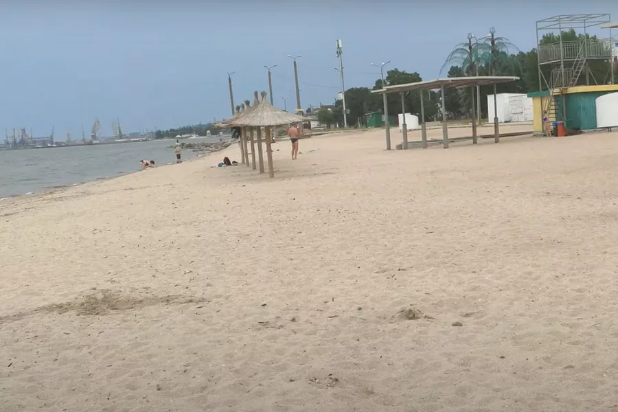 Липень в окупованому Бердянську - відео з міста і пляжів, ціни на житло