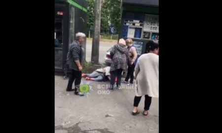 У Києві жінка кликала путіна – її провчили (відео)