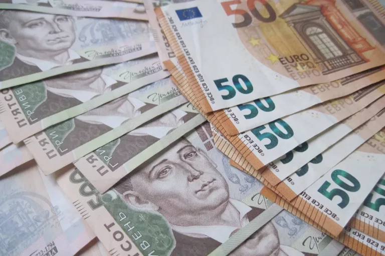 Банки за кордоном припиняють міняти біженцям гривню на валюту - пояснення експерта