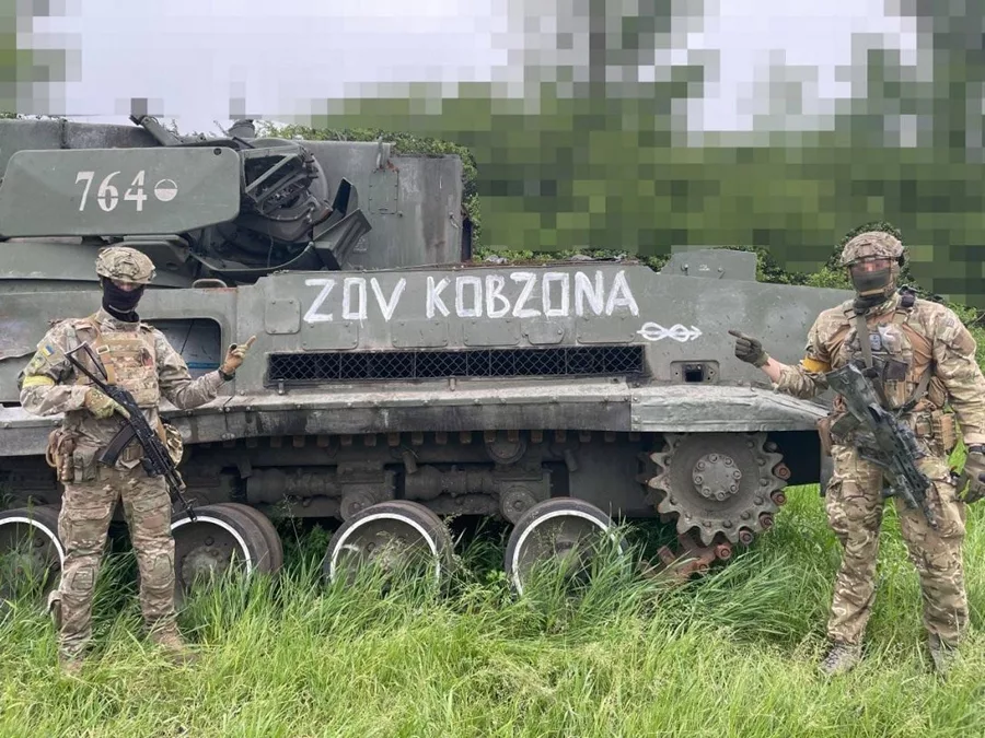 Українські військові одним ударом знищили 15 росіян, які дивилися в танку «кіношку»